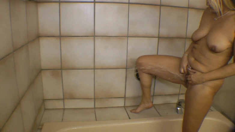 SweetSusi: बाथटब पेशाब