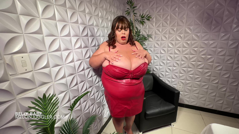 Melon Juggler: विशाल पेट वाली अत्यंत विशालकाय सुन्दर औरत Angel अपने बड़े लंड के लंड की सवारी करती है