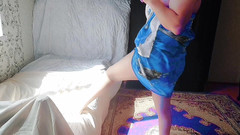 Kitty_Cross: Entzückende sissy dehnt arme nach süßem nickerchen am nachmittag