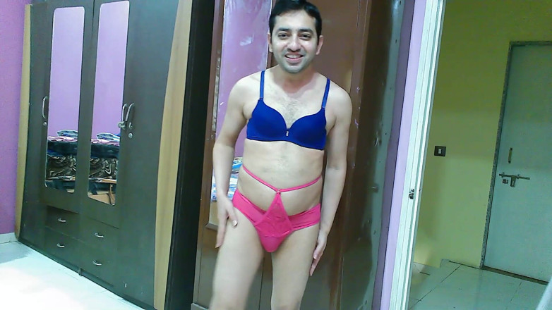 Cute & Nude Crossdresser: Солодкий і сексуальний сіссі кроссдрессер femboy sweet lollipop в рожево-блакитній білизні.