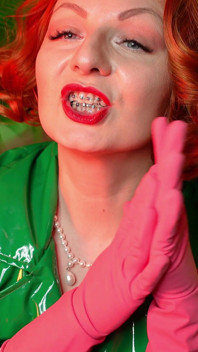 Bonita pin up modelo Arya e luvas domésticas de látex rosa