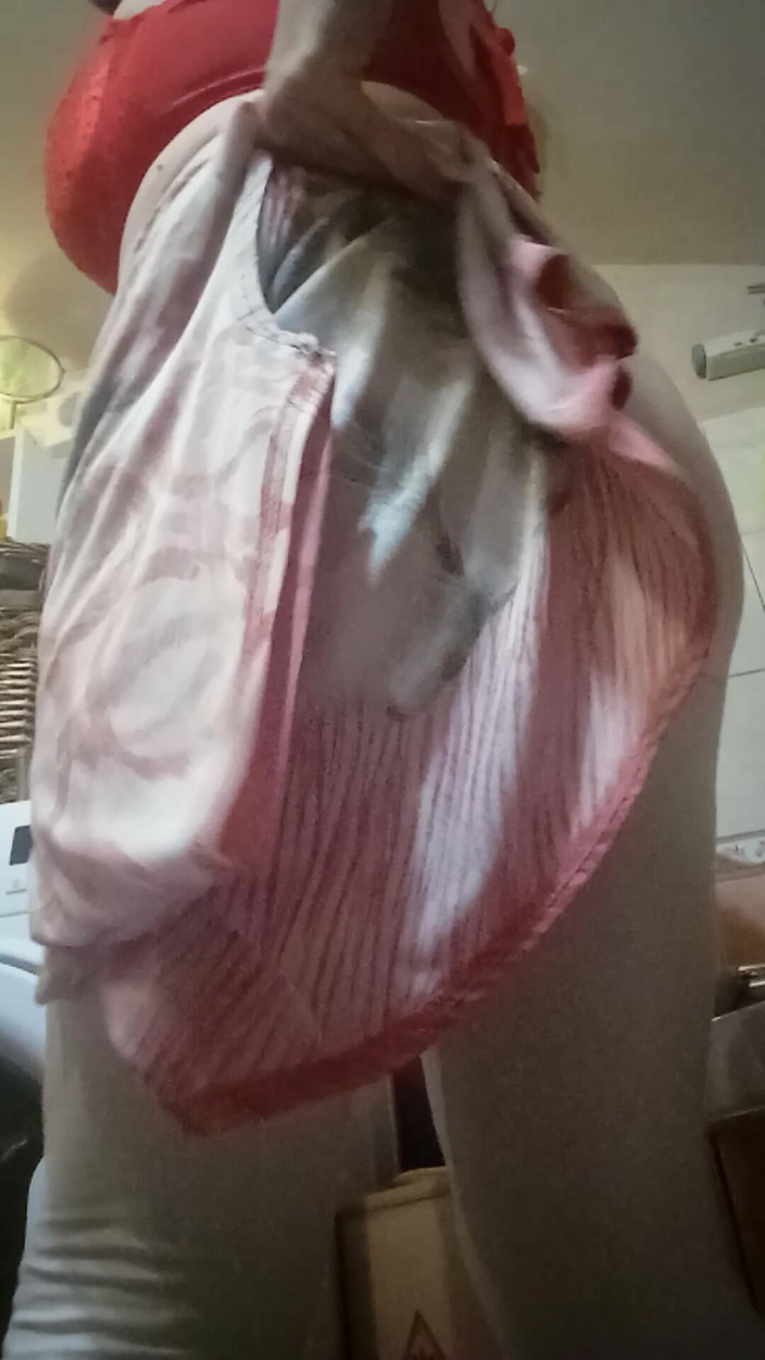 Carmen40: Enge leggings ausziehen