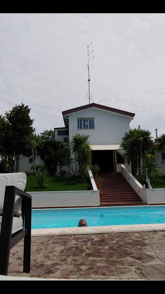 Boy jerking off: Un garçon branle la piscine
