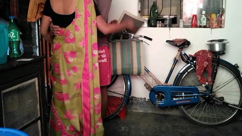 Fantacycutting: 当村哥独自在房子里时，邻居姐夫操了她