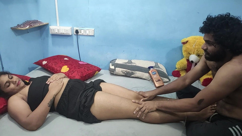 Vaigavarun Feet romance: Mát-xa chân và chân