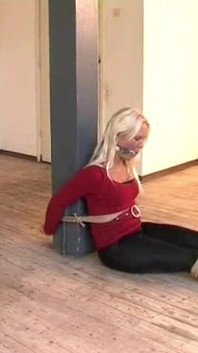 Natalie direğe bağlı cleavegagged