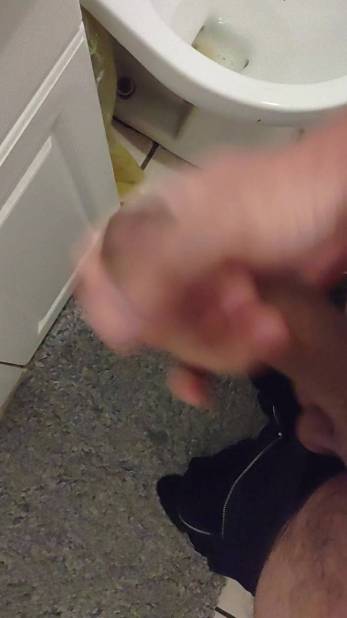 Brandon: Cumming En El Cuarto De Baño