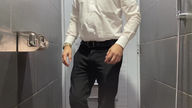 Great J: Masturbazione del bagno pubblico dopo aver toccato il cazzo del...