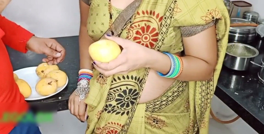 Kavitha_Vintho_: Indian Desi Aunty Show Our Hot Boobs in Kitchen Our...