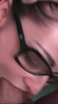 Sexy tienersecretaresse die de perfecte pijpbeurt geeft voor baas
