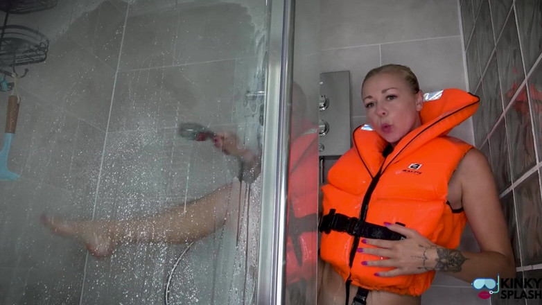 UKCuteGirl Lucy Lauren: Doccia di lifejacket bollente