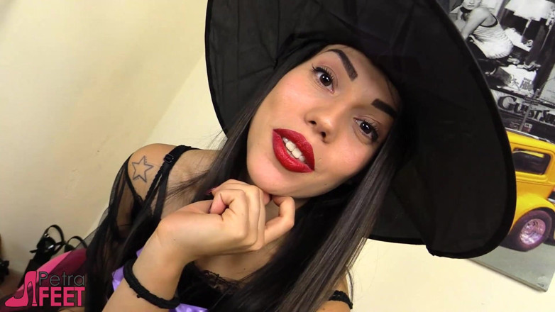 Best Nylon Feet Videos: Meia-calça morena vestida de bruxa mostrando seus pés