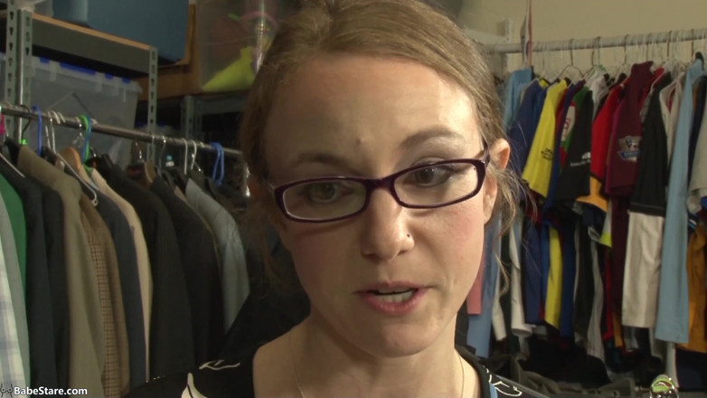 Lesbian Babe Stare: Flickor i garderoben drar ut sina leksaker i detta tabu...