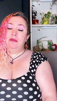 Punheta através de sua calcinha de renda rosa para mim