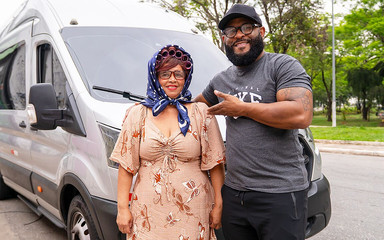 MaturePickup: Şişman kızıl saçlı olgun götü otobüste esnetiliyor