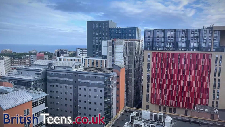 British Teens: Britische studentin lutscht deinen schwanz und schluckt