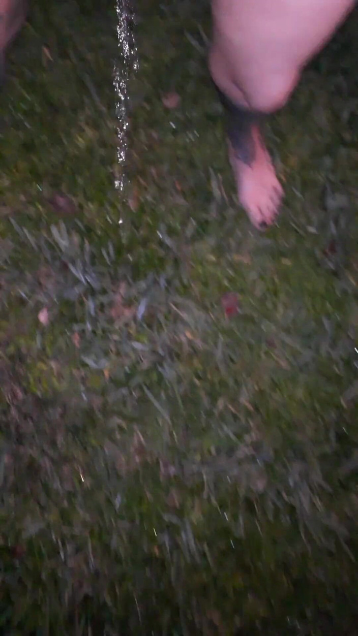 PandoraSG: Pipì all'aperto di notte - vista frontale e posteriore