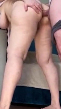 MILF matura scuote il seno quando il suo culo viene scopato analmente