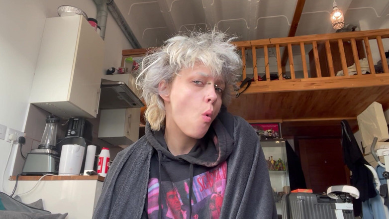 Glitterqueen1999: Goth comel merokok Cig dalam hoodie tanpa solek