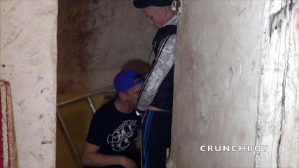 Gaybareback: Jordan surová šukaná Oscarem Woodem v diskrétním suterénu