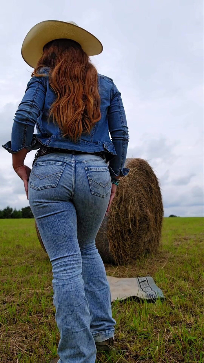 NaughtyRedFarmgirl: Босоніж наїзниця роздягається і шліфує каблук ніг, сквіртуючи по всьому тілу