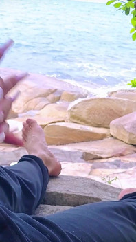 समुद्र तट पर आश्चर्यजनक स्खलन handjob