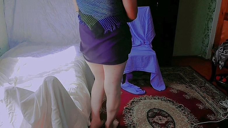 Kitty_Cross: 漂亮的女同在镜子前调整裙子