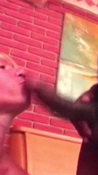 Hunk hitam berotot bertelanjang dalam blonde twink mendalam