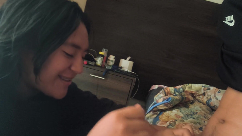 Moo DBOXXX: Teman kristenku yang masih 18 tahun nyepong kontolku, pacarnya kira dia...
