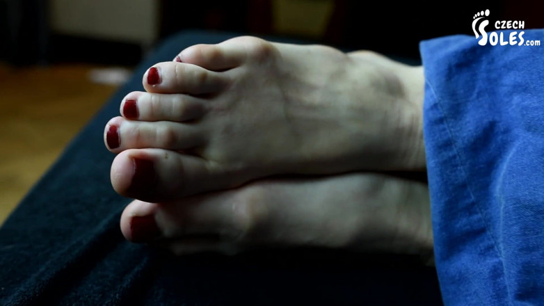 Czech Soles - foot fetish content: Yataktaki ayaklara tapınıyor - bakış açısı