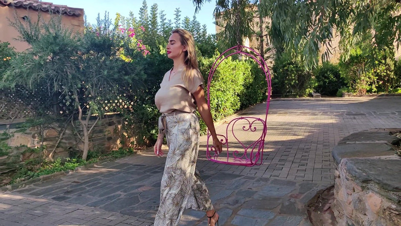 Goddess Lena: 在我的花园里欣赏我