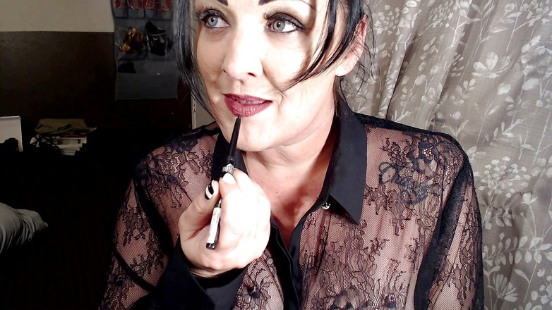 Abby Anna: milf(चोदने लायक मम्मी) गहरे लाल रंग की लिपस्टिक लगा रही है