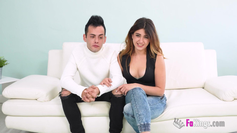 FAKings: Amateur anaal: verlegen stel Valentina Lapiedra en haar vriendje willen...