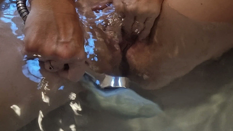 Crazy Girl: Moglie Matura Si Masturba Nella Vasca Da Bagno E Poi...