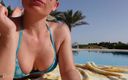 Cruel Reell: Reell - rökande bikinigudinna av El Gouna