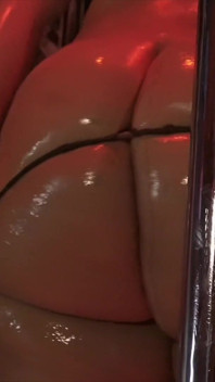 Saraboom tanzt und masturbiert mit einem riesigen Dildo, perfekt zu ihrem riesigen Hintern und ihrer Muschi