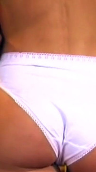 Dito anale profondo per la pulizia della bocca desiderosa della ladyboy