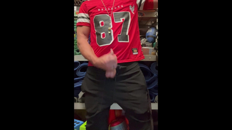 JockDad87: Jockdad87 набрасывает кучу в свою майку под номером 87.