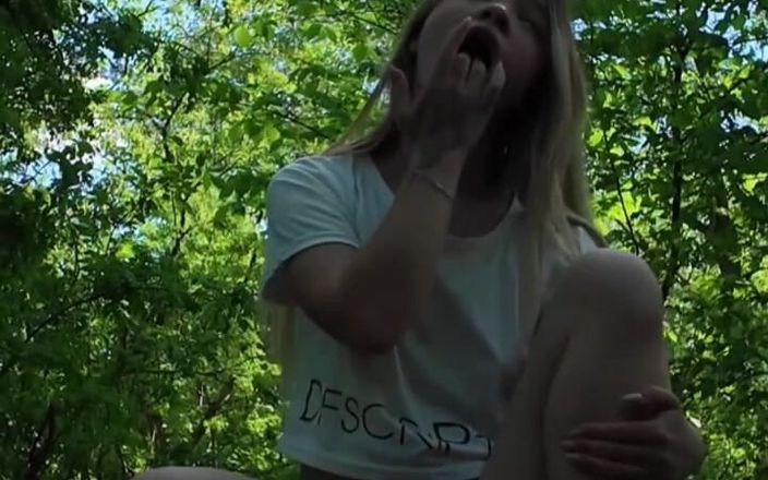 xKeryB: Vrei să mă urmărești masturbându-mi pizda roz?