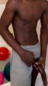 Свингер поглаживаю мой большой черный член