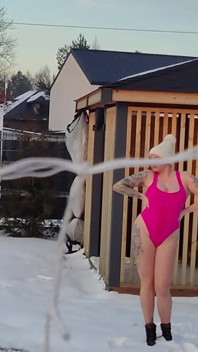 Swinger. Zwei verheiratete Paare spielen nackt im Schnee im freien. die Frauen pinkeln im Schnee und die männer lecken es