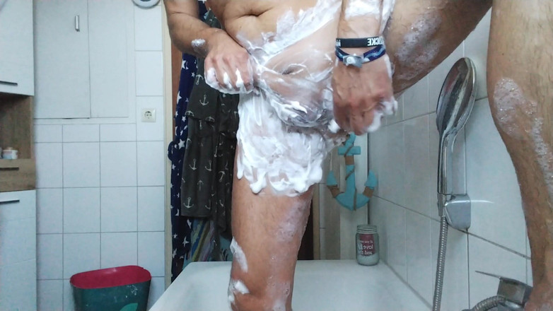 T0y b0y: बाथरूम में खड़े होकर शेविंग और वीर्य निकालना