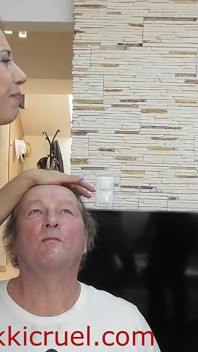 Salvaje rubia milf escupe en la boca de sus esclavos