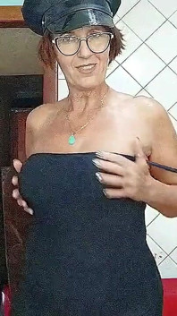 Hostess solitaria in cucina mostra la bellezza del suo vecchio corpo sexy davanti a una webcam