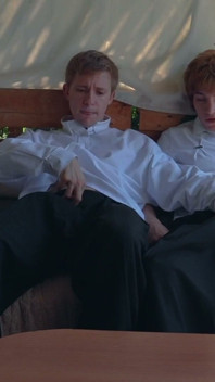 Các chàng trai đại học ở sân sau lớn dick top throatfucks the Twink, sau đó đánh lạc hướng cái lỗ trơn tru của anh ấy