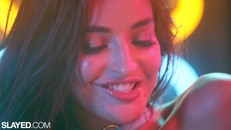 Slayed: Slayed tatlı bayanlar emily ve charlotte birbirlerini kucaklıyor