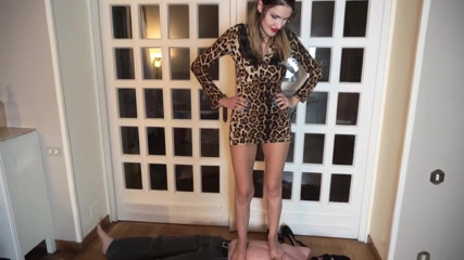 Lady Mesmeratrix Official: Ragazza dominazione femminile che cammina sul corpo di schiavo