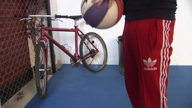 Darkko: Une brune à gros nichons se fait baiser par un ami