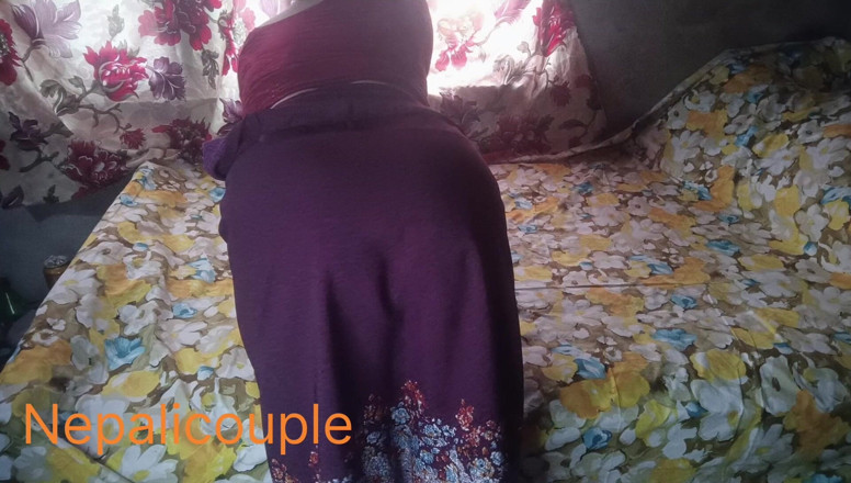 Nepalisexycouple: Eğer kızsan, her gün kolye takmalısın.