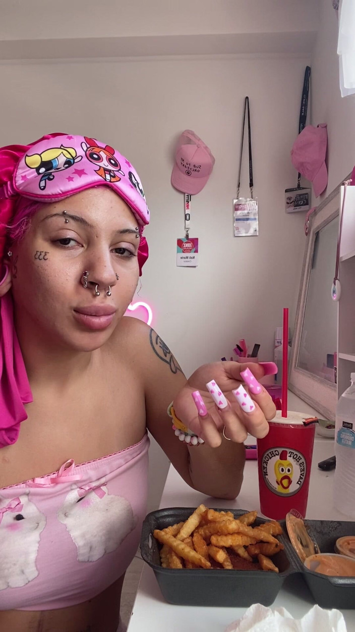Nali Marie: Sploshing Food Facestuffing Overeating Mukbang Eating Hot Food Chicken Sauce...